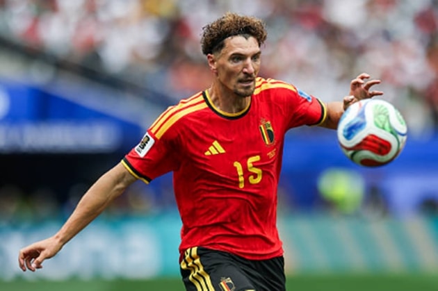 Hậu vệ phải Thomas Meunier nhận thẻ vàng vô duyên trước khi rời sân.