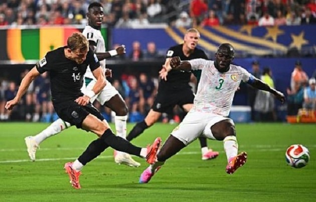 Trung vệ Kalidou Koulibaly thất vọng sau sai lầm dẫn đến bàn thua của đội nhà