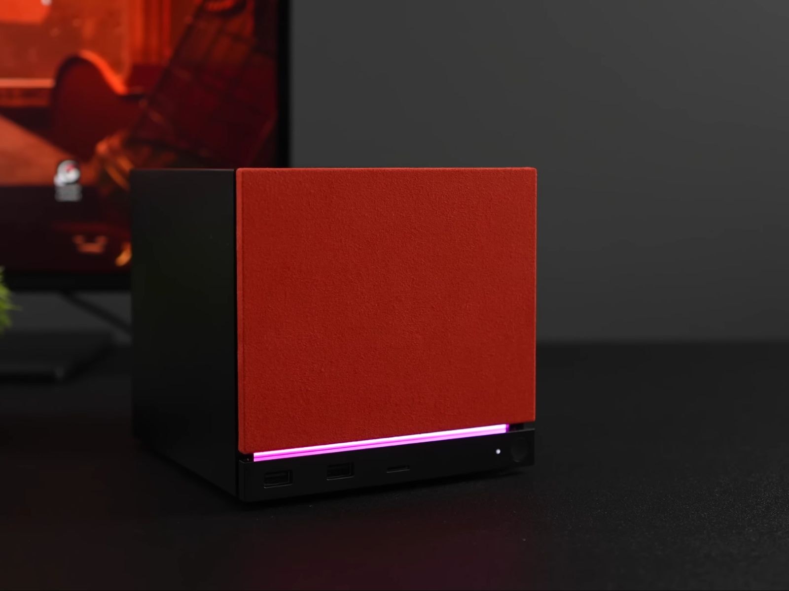Steam Machine mini PC với bảng điều khiển phía trước màu đỏ và đèn LED RGB