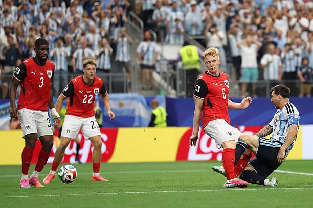 Lionel Messi ăn mừng bàn thắng thứ 18 tại đấu trường World Cup, thiết lập một kỷ lục vô tiền khoáng hậu.