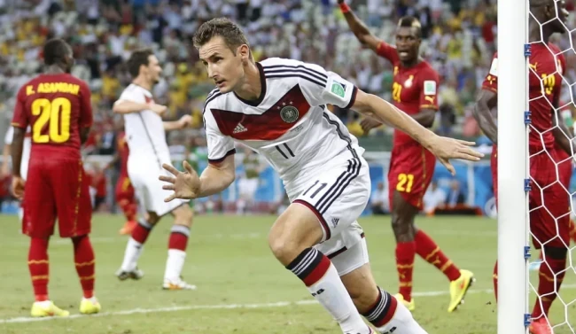Miroslav Klose gửi lời chúc mừng đến Messi.
