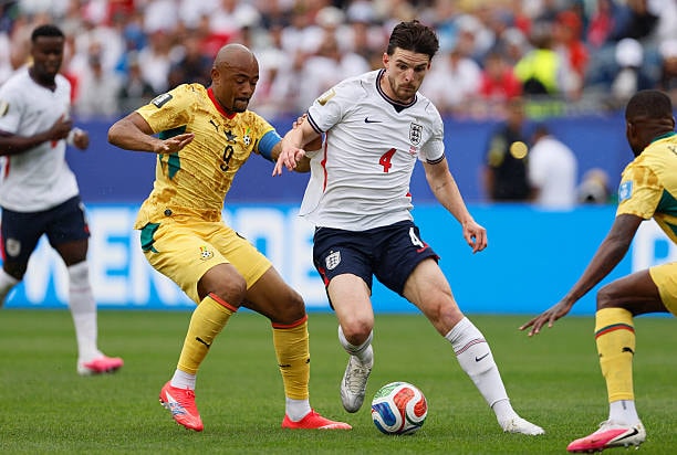 Declan Rice gặp khó khăn sau khi phải nhận thẻ vàng sớm.