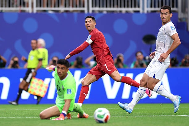 Ronaldo tỏa sáng rực rỡ với cú đúp đẳng cấp ngay trong hiệp thi đấu đầu tiên.