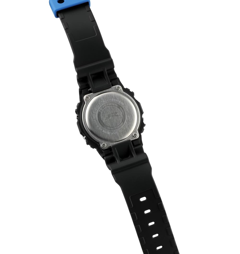 Mặt sau của Casio G-Shock DW5600TT25-1 cho thấy phần nắp lưng được khắc tinh xảo.