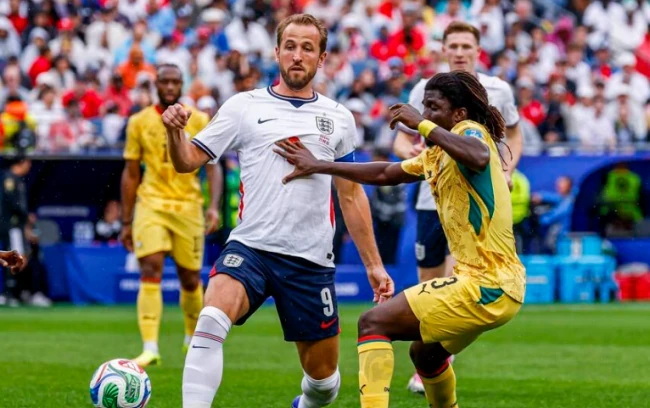 Tiền đạo Harry Kane bị các hậu vệ Ghana đeo bám quyết liệt suốt trận đấu.