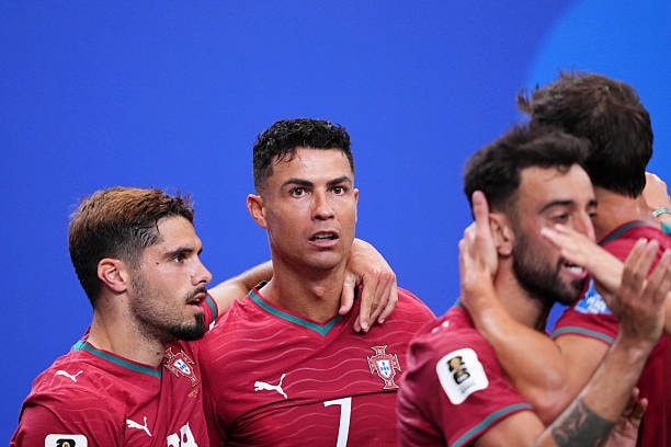 Ronaldo chỉ đạo các đồng đội trên sân.