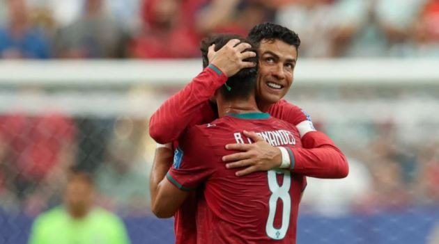 Bruno Fernandes và Cristiano Ronaldo ăn mừng bàn thắng.