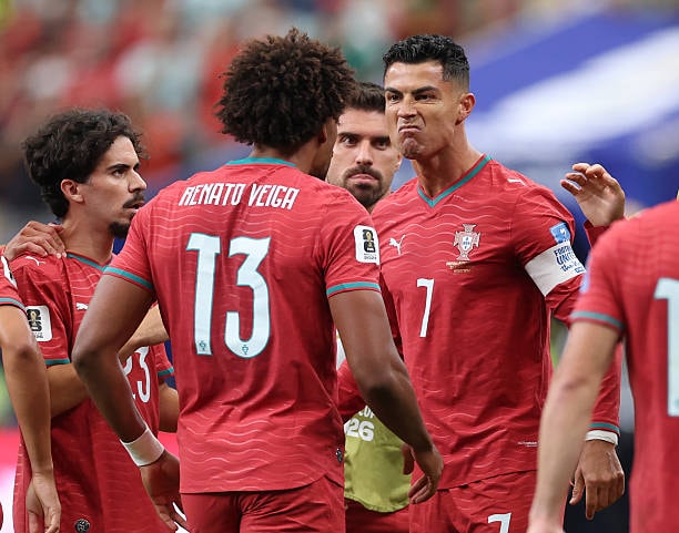 Cristiano Ronaldo ăn mừng bàn thắng trong trận gặp Uzbekistan.
