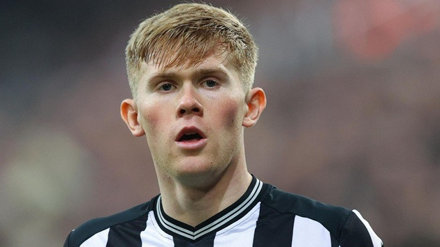 Lewis Hall sẵn sàng rời Newcastle để gia nhập MU nhằm tìm kiếm cơ hội thi đấu tại Champions League.