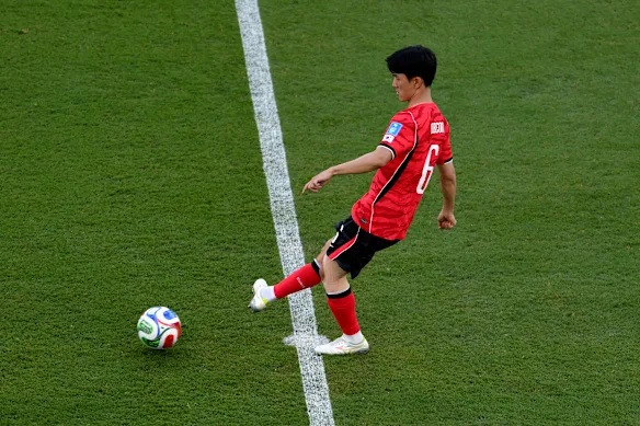 Hwang In-beom giữ nhịp trận đấu