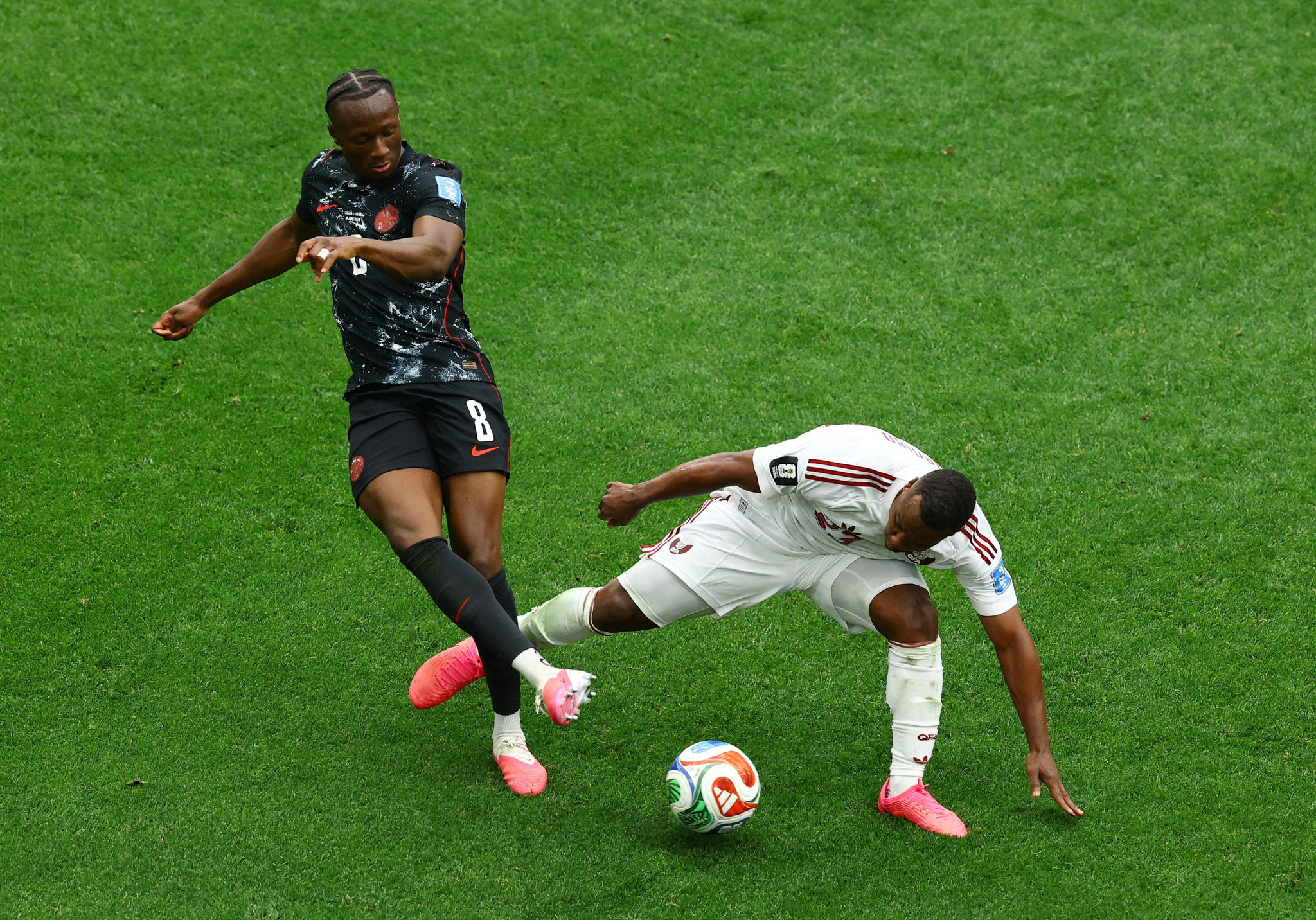 Ismael Kone được chăm sóc y tế sau pha va chạm với Madibo