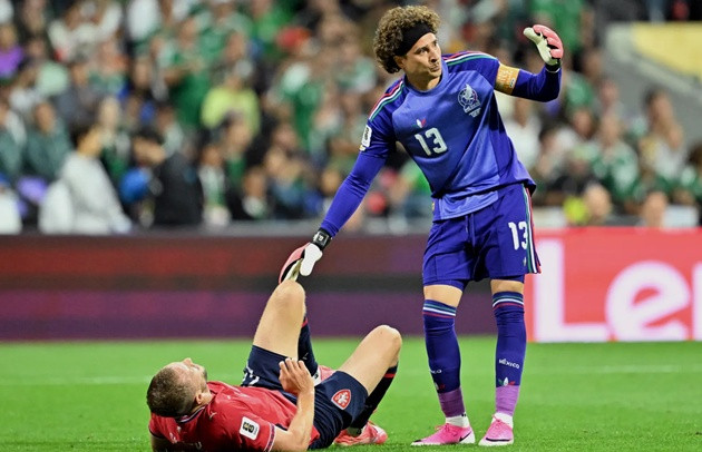 Ochoa là người đầu tiên tiếp cận Soucek sau khi tiền vệ CH Séc gặp chấn thương.