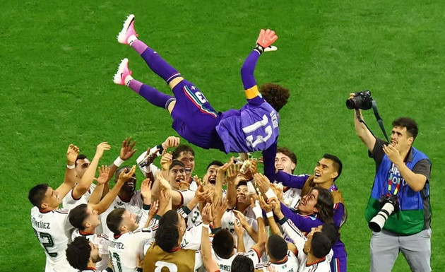 Ochoa được các đồng đội tri ân sau trận đấu, khi có lần ra sân thứ 153 cho đội tuyển quốc gia.