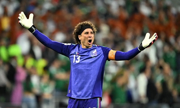 Ochoa đón nhận sự ủng hộ nhiệt tình, được hát vang bởi CĐV ngay trên sân nhà.