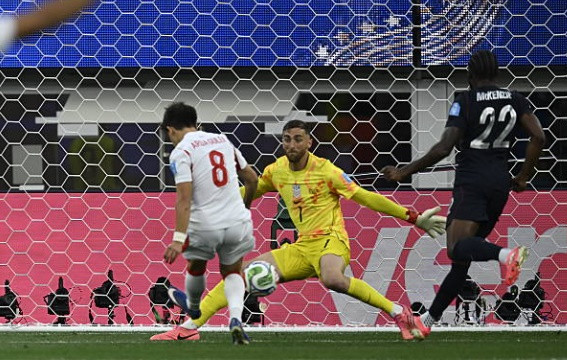Khoảnh khắc Arda Guler tung cú dứt điểm bằng chân trái sở trường gỡ hòa 1-1.