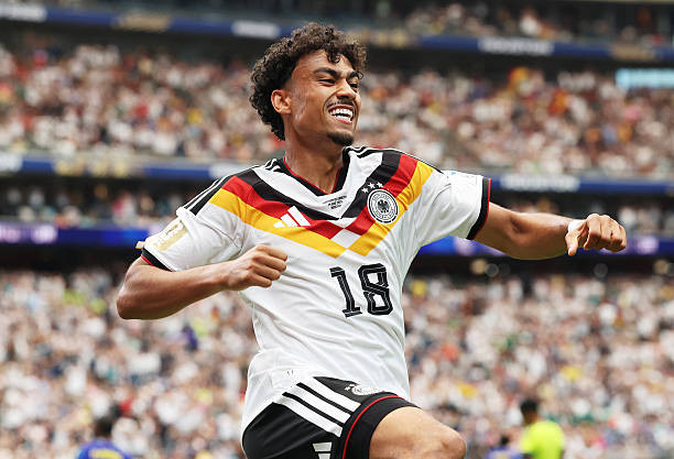 Bayern Munich đạt thỏa thuận chiêu mộ hậu vệ trái tuyển Đức, Nathaniel Brown.