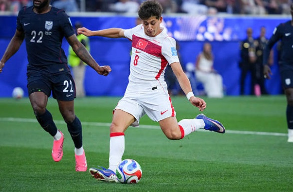 Arda Guler trình diễn kỹ thuật cá nhân thượng thừa loại bỏ Sebastian Berhalter.