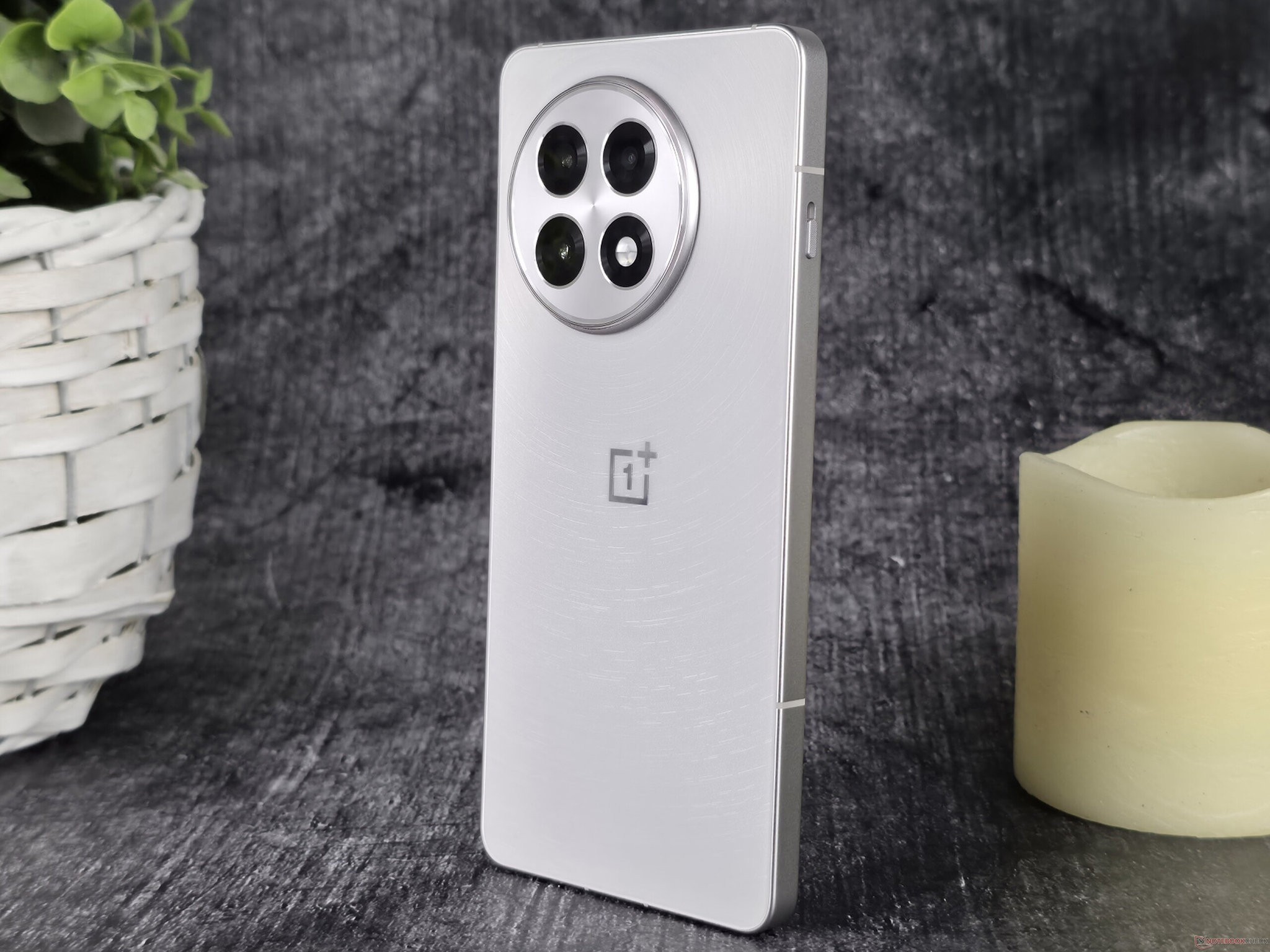 OnePlus 13R và OnePlus 12 nhận bản cập nhật chia sẻ âm thanh Bluetooth kép