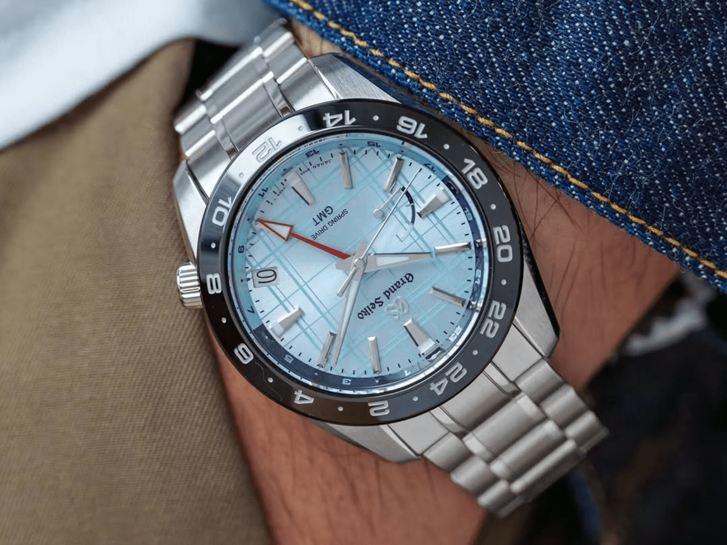 Mặt số xanh băng của Grand Seiko SBGE317 với họa tiết hình học