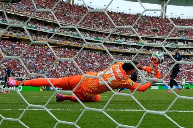 Thủ thành Fernando Muslera mắc sai lầm dẫn đến bàn thua của Uruguay.