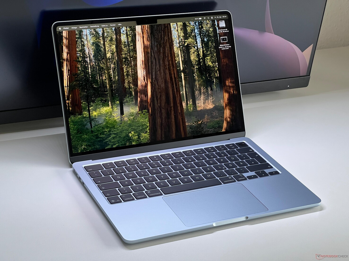 Apple MacBook Air 13 M5 màu Sky Blue nhìn từ mặt trước với màn hình đang hoạt động