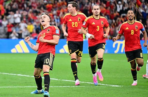 Kevin De Bruyne và các đồng đội ăn mừng chiến thắng đậm đà tại vòng bảng