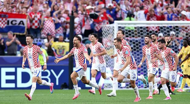 Nikola Vlasic ghi bàn thắng quyết định sau quả phạt góc của Modric