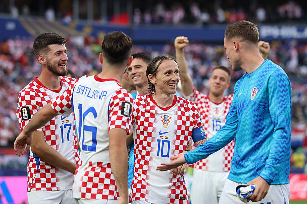 Các cầu thủ Croatia ăn mừng tấm vé vào vòng knock-out