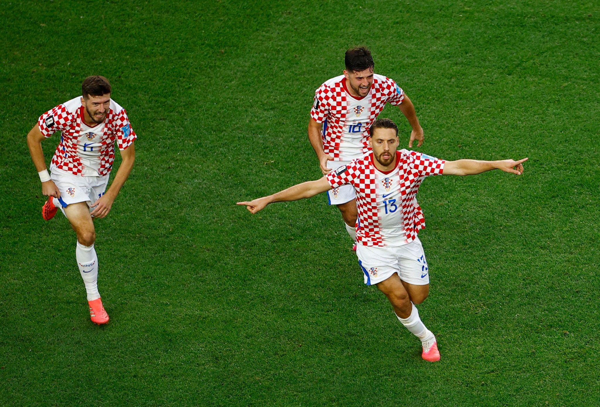 Petar Sucic ghi bàn thắng mở tỷ số cho Croatia sau đường kiến tạo của Mateo Kovacic