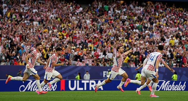 Croatia hưởng trọn niềm vui sau bàn thắng ấn định tỷ số 2-1 của Vlasic