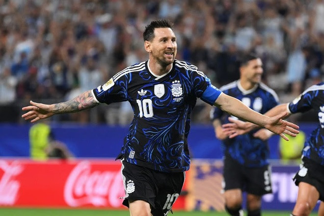 Lionel Messi ngồi dự bị trong phần lớn thời gian hiệp một trận đấu với Jordan