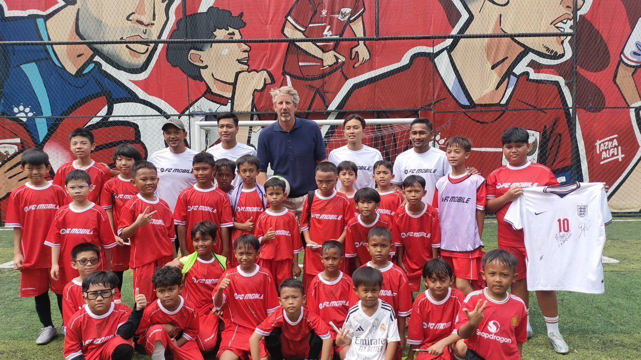 Edwin van der Sar giao lưu cùng người hâm mộ tại sự kiện ở Jakarta, Indonesia.
