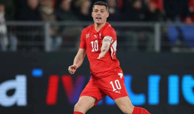 Tiền vệ Granit Xhaka trong màu áo Sunderland đang lọt vào tầm ngắm của Chelsea