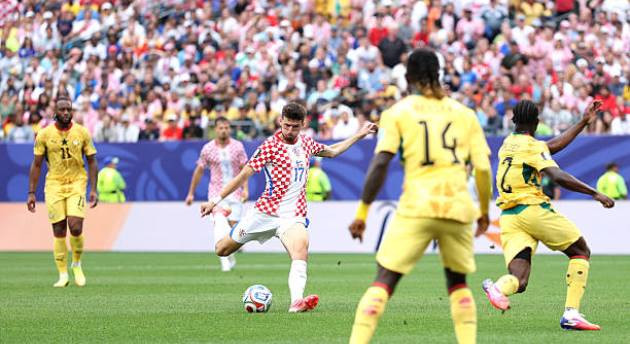 Croatia có bàn mở tỷ số do công của Petar Sucic