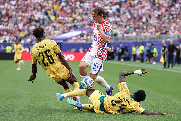 Luka Modric tung hoành nơi tuyến giữa ở tuổi ngoài 40