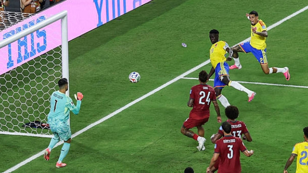 Bàn thắng không được công nhận của Davinson Sanchez do lỗi việt vị sau khi VAR can thiệp.