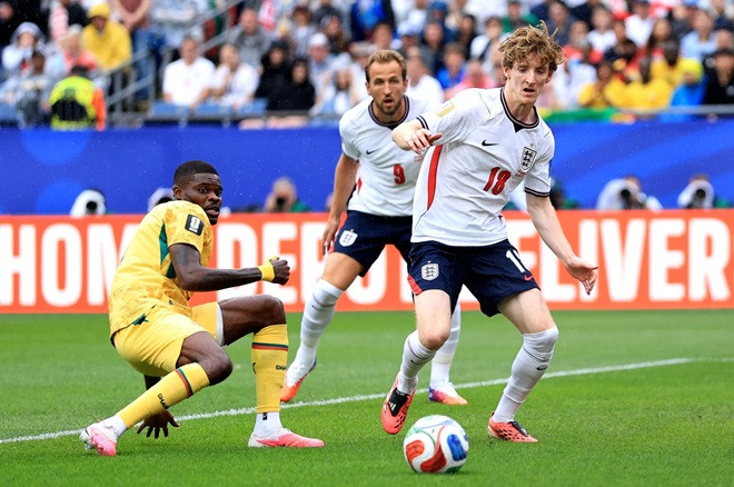 Anthony Gordon thi đấu cho đội tuyển Anh tại World Cup.