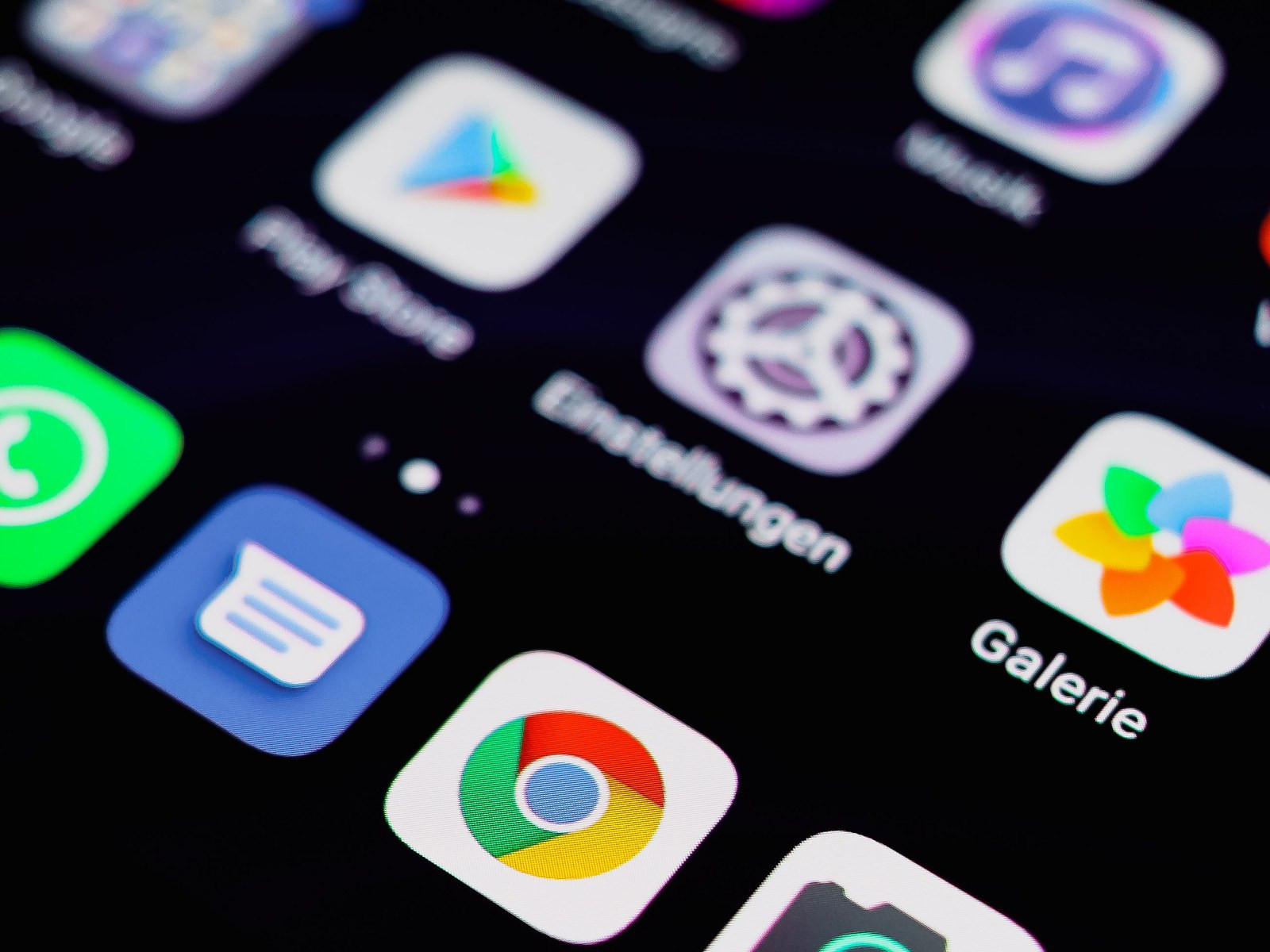 Điện thoại thông minh Android hiển thị ngăn ứng dụng và menu cài đặt