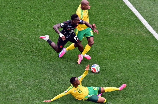 Canada lần đầu tiên giành chiến thắng tại vòng loại trực tiếp World Cup.