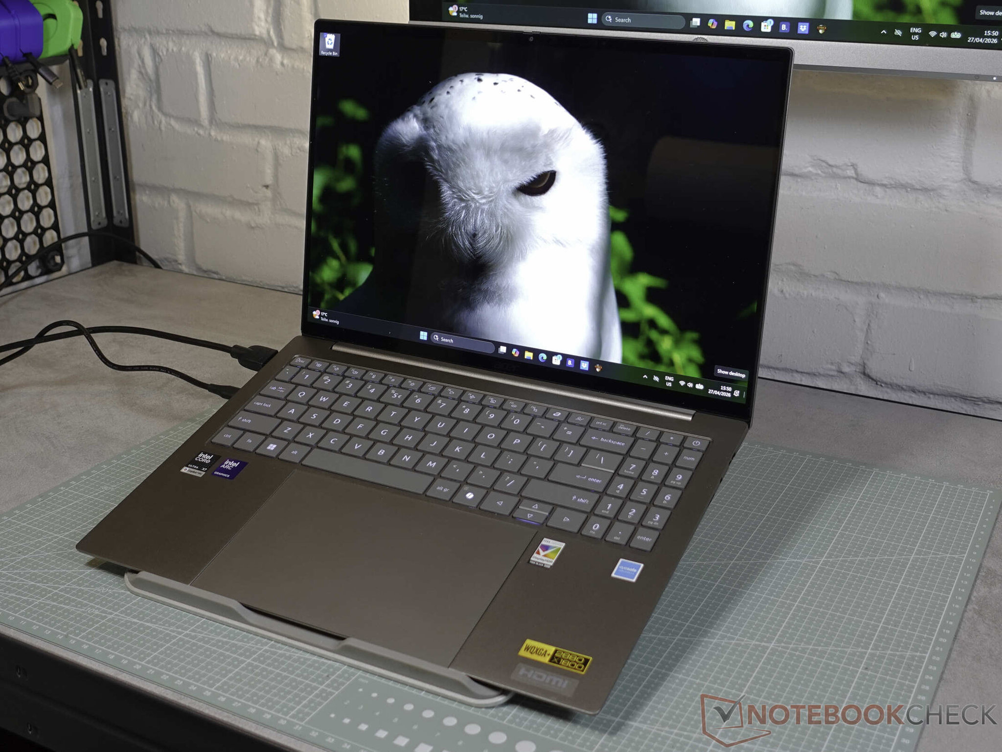 Cận cảnh Acer Swift 16 AI màu Basalt Gray với thiết kế mỏng nhẹ và màn hình tràn viền