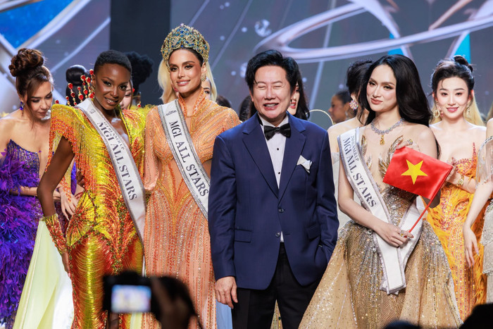 Hương Giang cùng các hoa, á hậu chụp ảnh lưu niệm cùng ông Nawat tại sự kiện MGI All Stars.