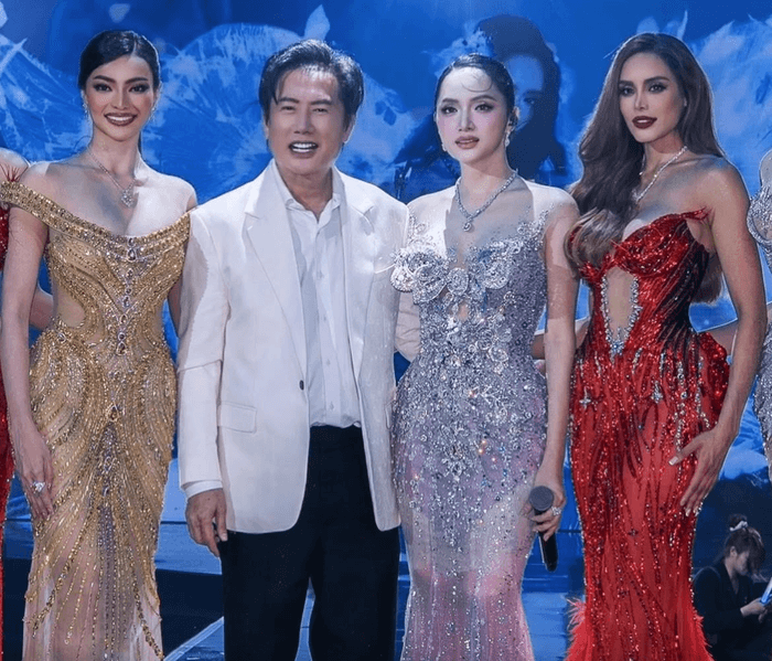 Hương Giang cùng ông Nawat và các khách mời tại buổi fan meeting diễn ra ở TP.HCM.