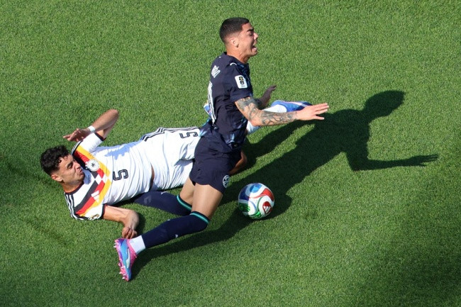 Hai đội không thiếu những tình huống va chạm nảy lửa. Ảnh: Sky Sports.