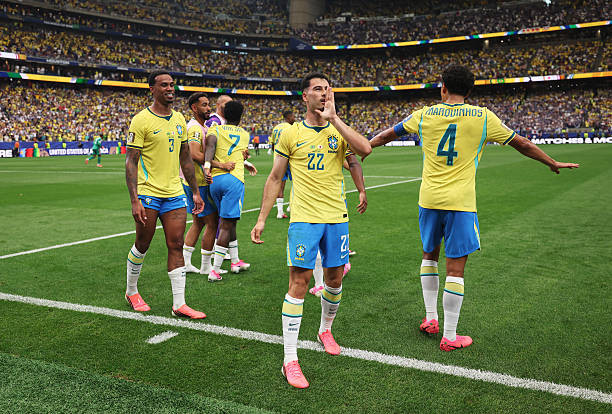 Sức ép nghẹt thở của Brazil tạo ra trước khung thành Nhật Bản.