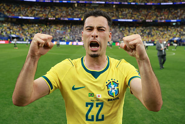 Gabriel Martinelli ăn mừng bàn thắng quyết định đưa Brazil đi tiếp