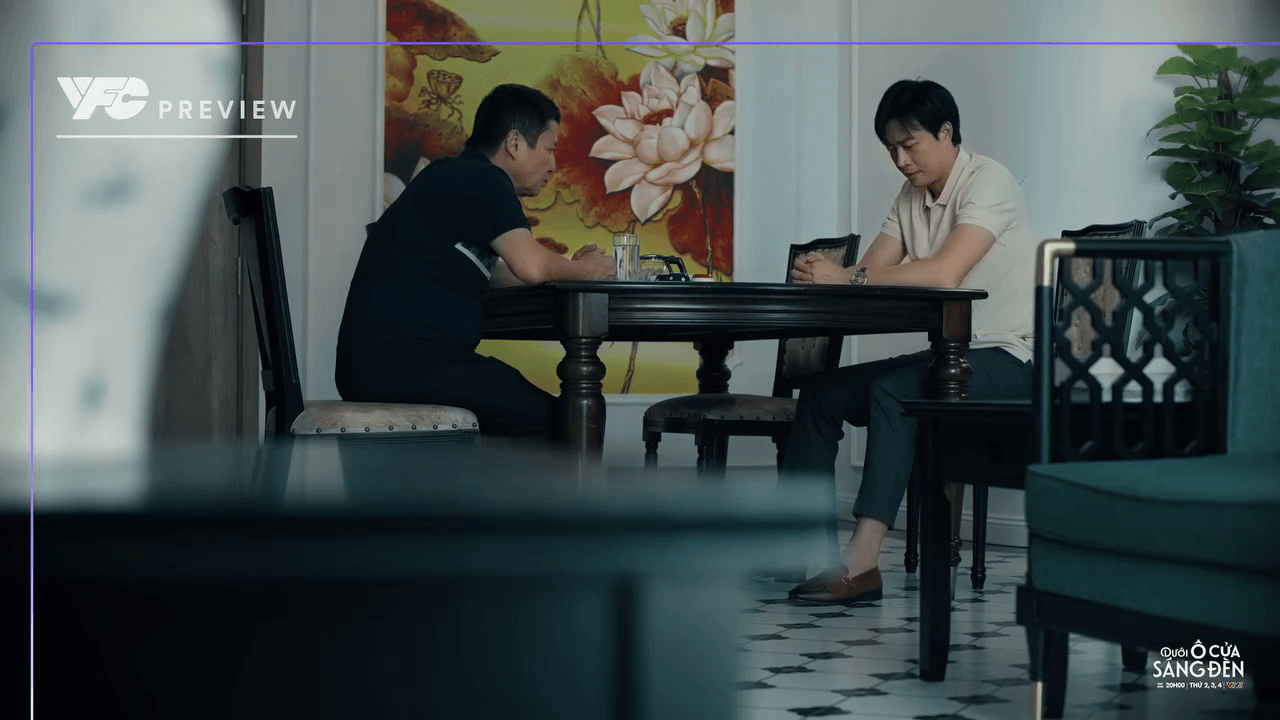 Cảnh phim Dương đối thoại với bố vợ trong tập 20 Dưới ô cửa sáng đèn