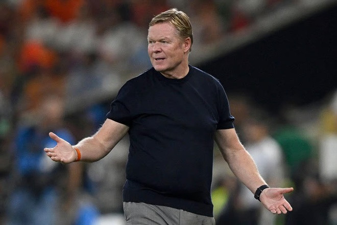 HLV Ronald Koeman lo lắng theo dõi diễn biến trận đấu ngoài đường biên.