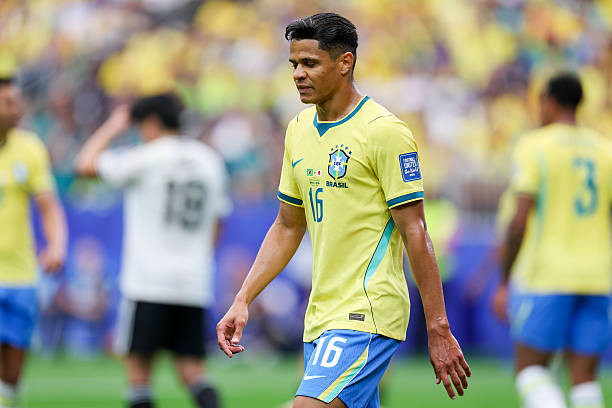 Douglas Santos hỗ trợ tấn công ấn tượng bên hành lang trái