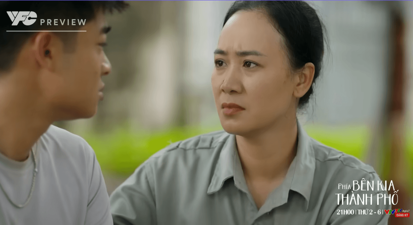 Tiến chất vấn Tuyết Lan về việc chia rẽ tình bạn giữa Cương và Khuê trong tập 23 Phía bên kia thành phố.