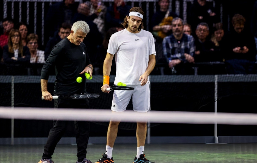 Stefanos Tsitsipas và cha Apostolos tại sân tập